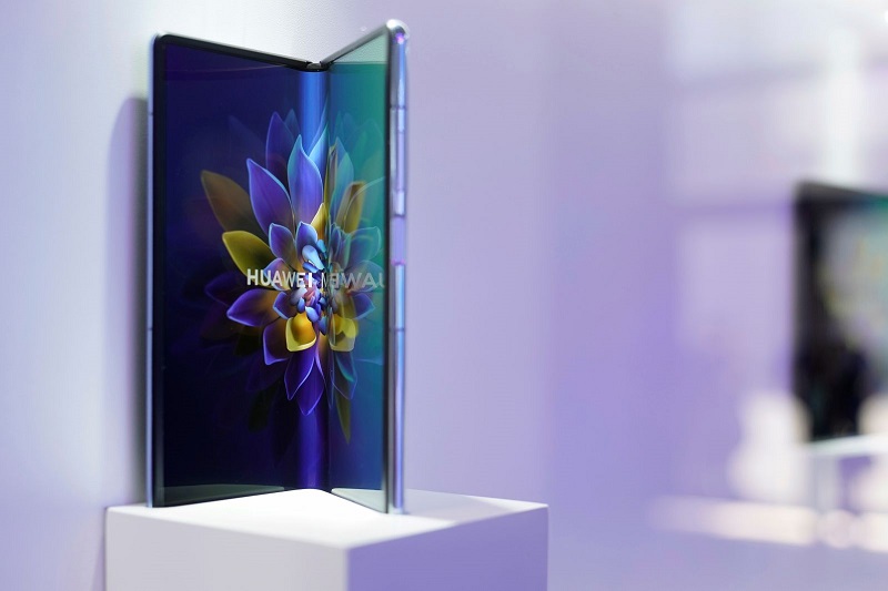 În premieră, Huawei depășește Samsung și cucerește piața telefoanelor pliabile