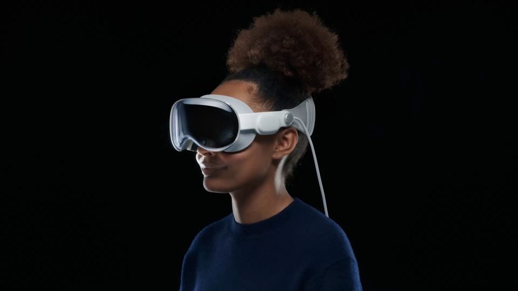 Apple şi-a prezentat prima cască de realitate mixtă, Apple Vision Pro